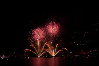 Renkli havai fişek gösterisi