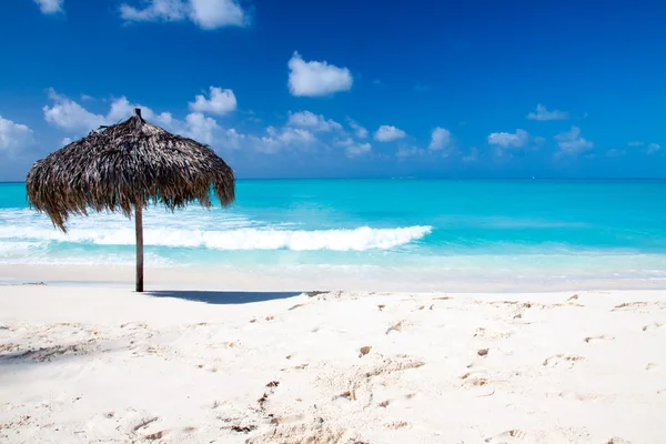 Beach Umbrella on a perfect white beach in front of Sea — Stock Photo, Image