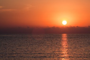 Denizin üzerinde gün batımı