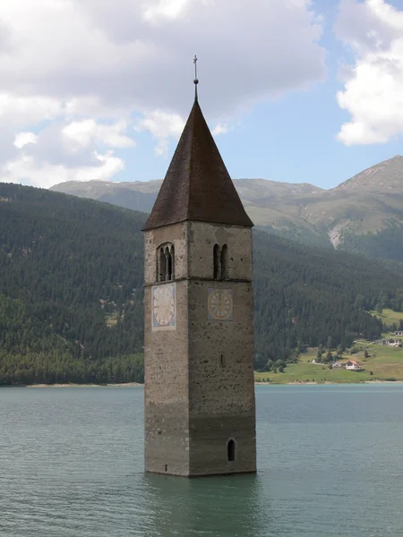 Torre del campanario Resia en el lago —  Fotos de Stock