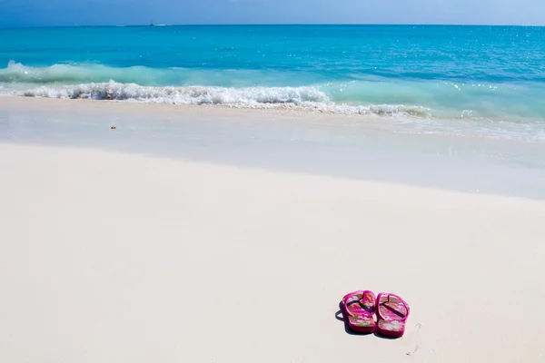 Bir beyaz kum plajı üzerinde renkli sandal çifti — Stok fotoğraf