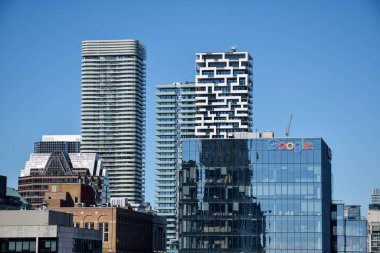 28 Eylül 2025 - Toronto, Ontario, Kanada: Google merkez ofisi de dahil olmak üzere modern yüksek binaların yer aldığı Toronto şehir merkezi manzarası