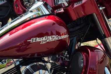 21 Eylül 2025 - Doğu Gwillimbury, Ontario, Kanada: Motosiklet gövdesinde kırmızı Harley Davidson logosu