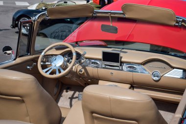 21 Eylül 2025 - Doğu Gwillimbury, Ontario, Kanada: Modern bir Panasonic video oynatıcının yer aldığı klasik kırmızı Chevrolet Bel Air 'in iç görünümü. Klasik bir otomobil fuarında modern teknolojiyle harmanlanmış klasik bir araba.