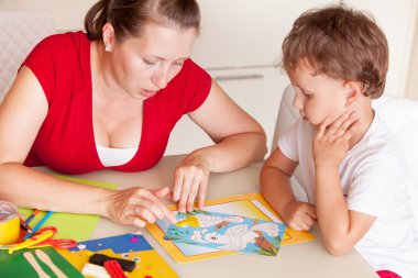 Eğleniyor oğlu olan genç bir kadın kil oynamak