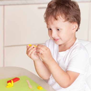 Mutlu çocuk hamuru ile oynamak