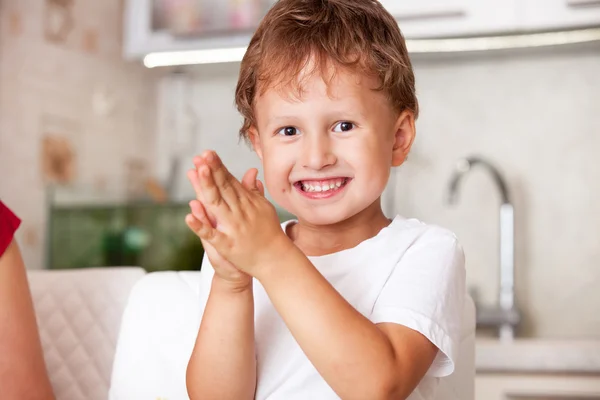 Niño feliz jugando con plastilina —  Fotos de Stock