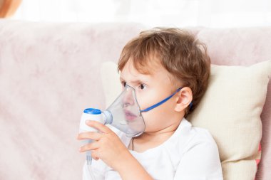 Çocuk evde bir Nebulizatör ile enhalasyon yapma