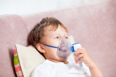 Çocuk evde bir Nebulizatör ile enhalasyon yapma