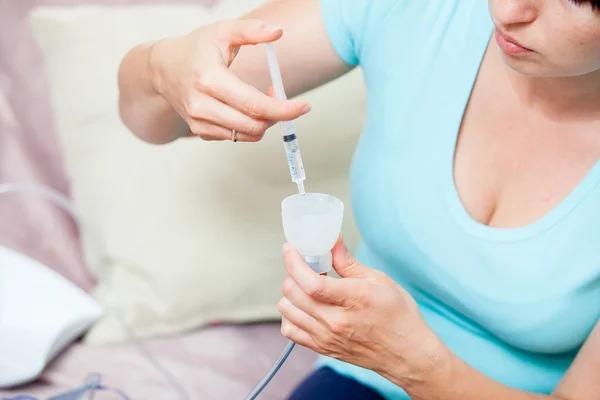 Una mujer llena una capacidad para inhalar medicamentos — Foto de Stock