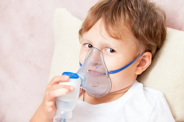 Menino fazendo inalação com um nebulizador em casa — Fotografia de Stock