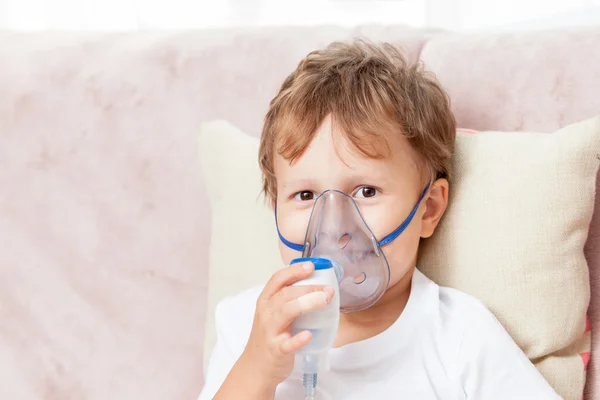 Menino fazendo inalação com um nebulizador em casa — Fotografia de Stock