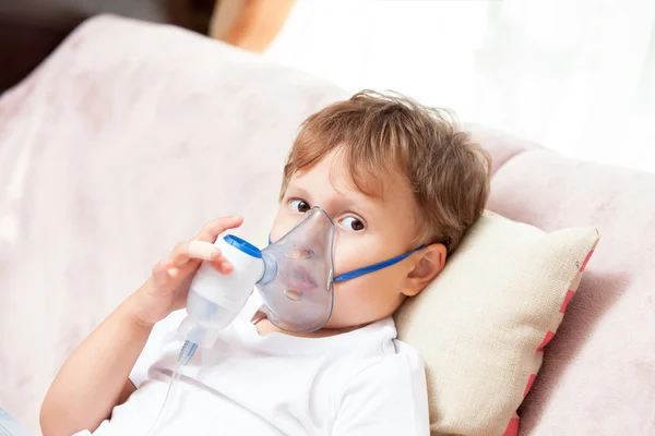 Menino fazendo inalação com um nebulizador em casa — Fotografia de Stock