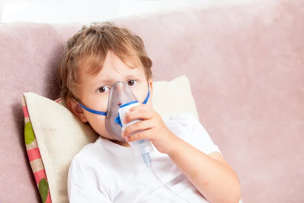 Niño haciendo inhalación con un nebulizador en casa — Foto de Stock