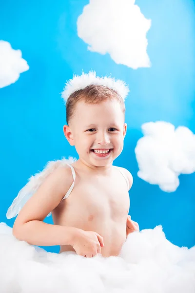 Chico Cupido sentado en una nube con una flecha en la mano —  Fotos de Stock