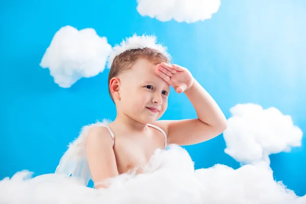 Хлопчик Купідон сидить на хмарі зі стрілою в руці — стокове фото