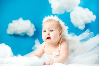 Bulutlarda yükselen melek bebek