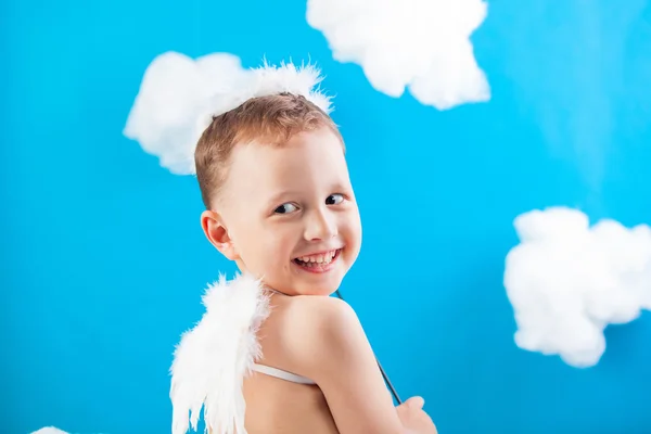 Chico Cupido sentado en una nube con una flecha en la mano —  Fotos de Stock