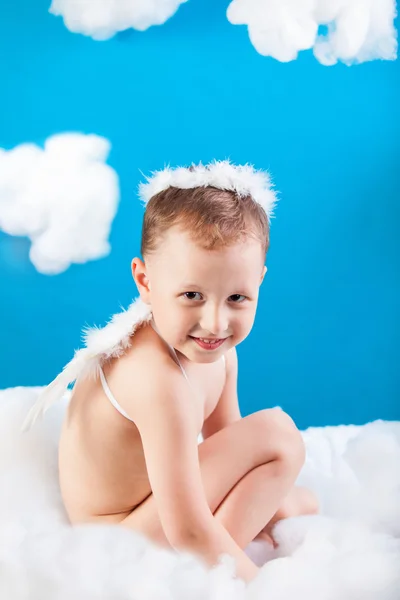 Çocuk elinde bir ok ile bir bulutun üzerinde oturan Eros — Stok fotoğraf