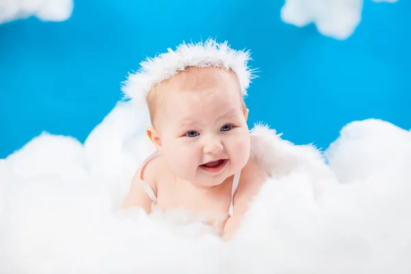 Ángel bebé iwith alas y un halo, acostado en una nube —  Fotos de Stock