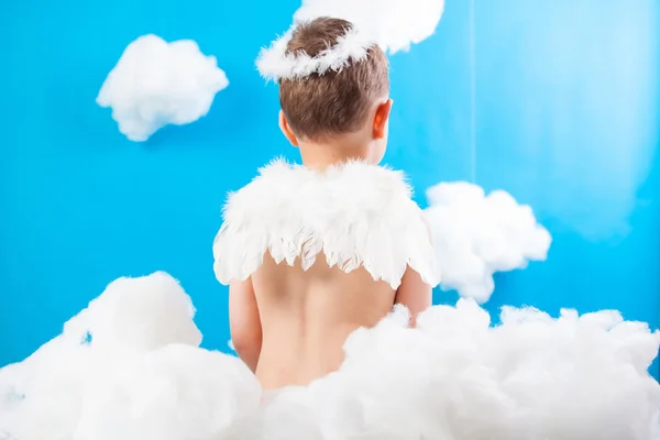 小男孩天使坐在云端 — 图库照片
