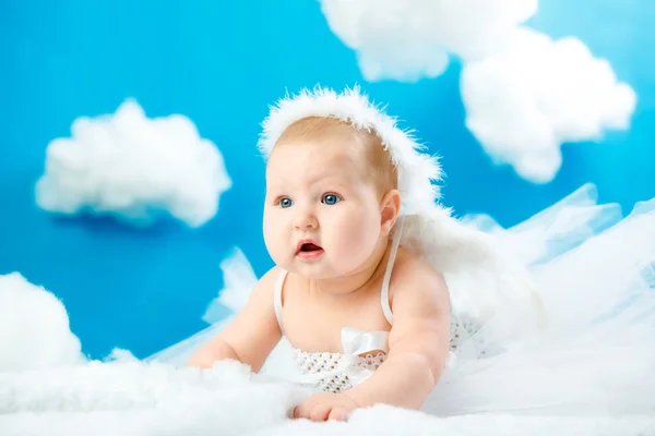 Das Baby als Engel, der in den Wolken schwebt — Stockfoto