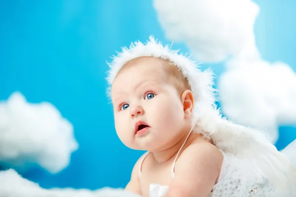 Barnet som ängel sväva på moln — Stockfoto