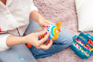 Kadının oyuncak gözler yapması