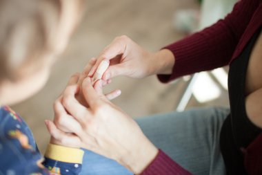 Kadın parmağı kesilmiş bir yara bandı oğlu sopa