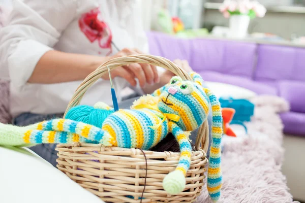 Lapin amigurumi tricoté se trouve dans le panier avec des crochets et des fils — Photo