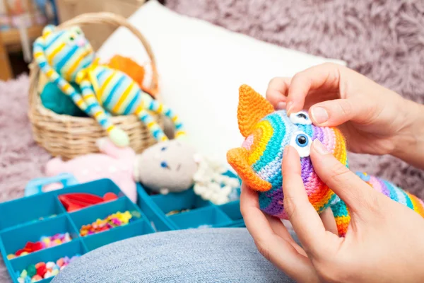 Vrouw doet speelgoed ogen — Stockfoto