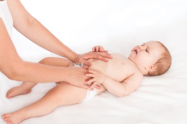 Kolik sırasında bebeğin karın masaj masör