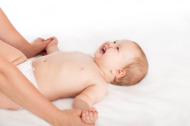 Jimnastik ve masaj mutlu yeni doğan bebekler için