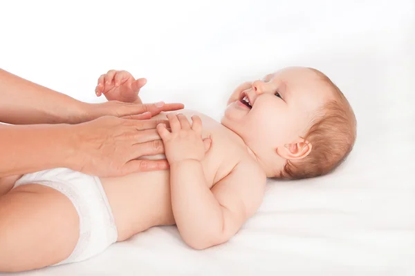 Masseur masseren van de buik van de baby tijdens de koliek — Stockfoto