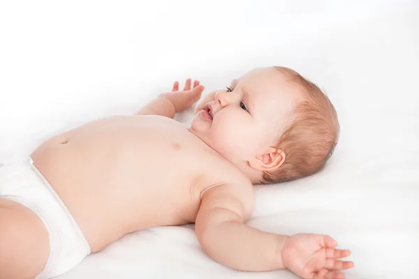 Masajista masajeando la barriga del bebé durante el cólico — Foto de Stock