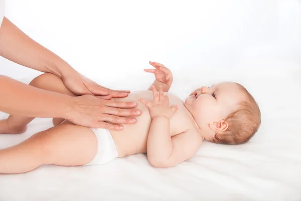 Massagista massageando a barriga do bebê durante a cólica — Fotografia de Stock