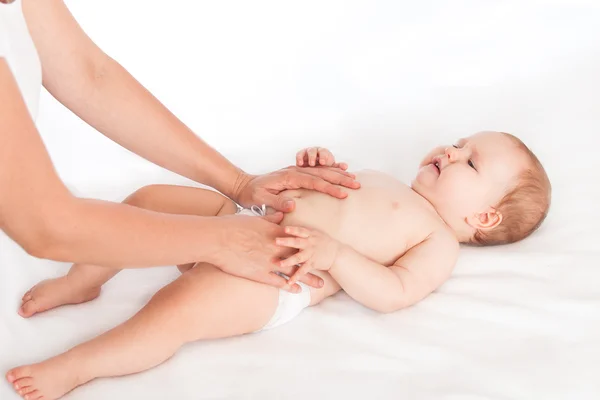 Kolik sırasında bebeğin karın masaj masör — Stok fotoğraf