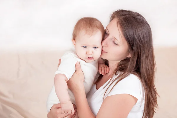 Молодая женщина обнимает своего ребенка — стоковое фото