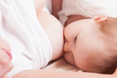 Meme süt anne yatakta yatarken bebek yiyor