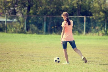Sporcu kız (oynanan futbol topu başladı).