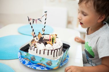 Masada kek üzerine mumlar dışarı çocuk darbeler
