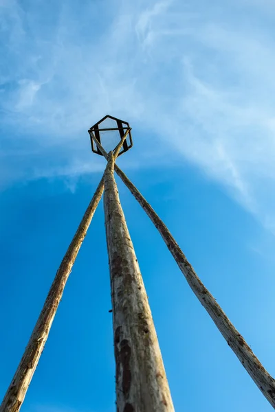 Tři dřevěné pilíře proti obloze — Stock fotografie