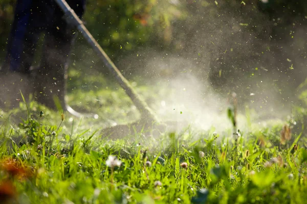 Mann mäht Gras auf seinem Land — Stockfoto