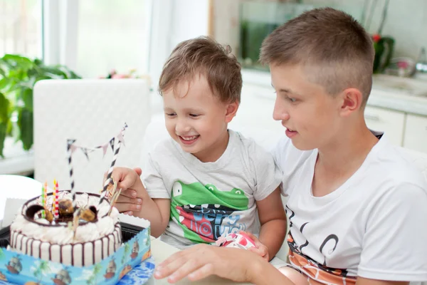 Αγόρια γεύση της τούρτας γενεθλίων — Φωτογραφία Αρχείου