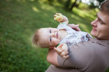 güzel şirin bebek kız baba elinde yeşil elma ile