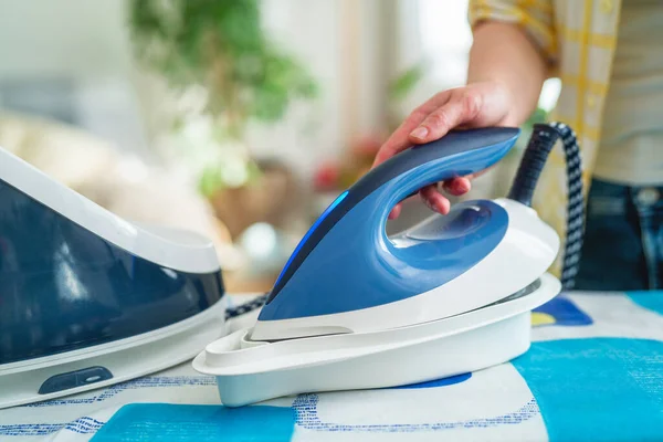 Збільшення Вид Збоку Жінка Очищає Залізо Від Масштабу Ironing Board — стокове фото