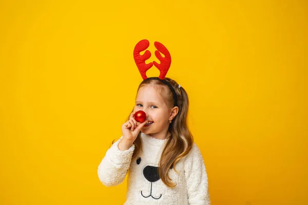 Menina Feliz Suéter Branco Fofo Com Chifres Rena Uma Bola — Fotografia de Stock