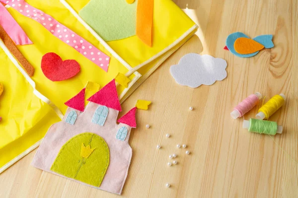펠트로 공주성과 펠트로 바느질을 액세서리가 아이들의 어플리케이션을 만드는 재봉틀 용품들 — 스톡 사진