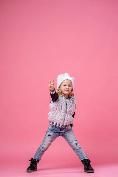 Κομψό Κοριτσάκι Ετών Ξανθά Μαλλιά Πλεκτό Καπέλο Ζεστό Γιλέκο Και — Φωτογραφία Αρχείου