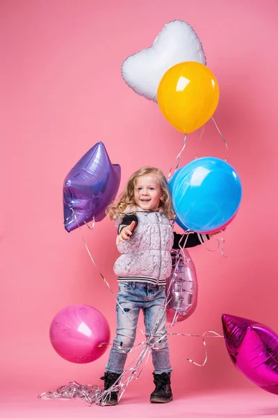 Hermosa Niña Feliz Años Jeans Salta Con Globos Multicolores Colores —  Fotos de Stock